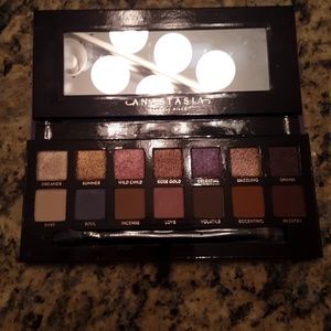 Norvina Eyeshadow Palette